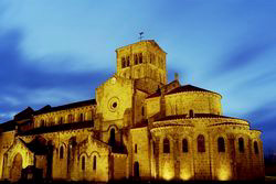 église illuminée,<br />façade sud